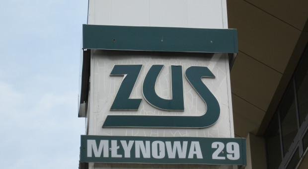 Studenci Politechniki Warszawskiej zyskają możliwość odbywania praktyk i staży w ZUS (fot.wikipedia.org/Henryk Borawski) Praca, ZUS: Brakuje pracowników? ZUS sam wyszkoli sobie kadrę. Na stażach i praktykach