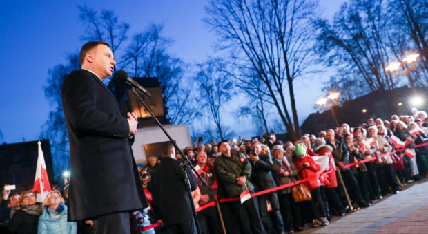 Prezydent Andrzej Duda podczas spotkania z mieszkańcami Piekar Śląskich (fot. Kancelaria Prezydenta/twitter) Obniżenie wieku emerytalnego, prezydent: Likwidujemy niesprawiedliwość, która dotknęła najciężej pracujących
