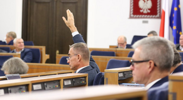 Zgodnie z przyjętą przez Sejm ustawą od 1 października 2017 r. wiek emerytalny zostanie obniżony. Zasada ta będzie dotyczyła obu systemów emerytalnych - powszechnego i rolniczego. (fot.senat.gov.pl/Michał Józefaciuk) Senacka komisja: Bez poprawek do obniżenia wieku emerytalnego