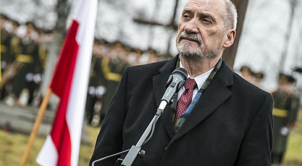 Nowa armia zasilona będzie przez ponad 50-tysięczną formację obrony terytorialnej - powiedziałszef MON (Antoni Macierewicz, fot.mon.gov.pl/ppor. Robert Suchy) Nomincje: Żołnierze rezerwy otrzymali pierwszy stopień oficerski