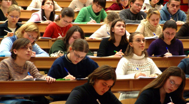 Stypendia otrzymują ambitni i zdolni maturzyści z małych miejscowości, pochodzący z niezamożnych rodzin, którzy rozpoczynają studia dzienne (fot.wroclaw.pl) Program Stypendiów Pomostowych: Ponad 1100 studentów i doktorantów dostało stypendia