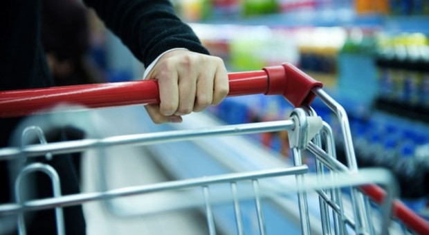 Jak wynika z badania TNS, prawie trzy czwarte Polaków robi zakupy w niedziele. (Fot.: Shutterstock) Zakaz handlu w niedziele: Ile osób straci pracę? Polska Rada Centrów Handlowych wylicza