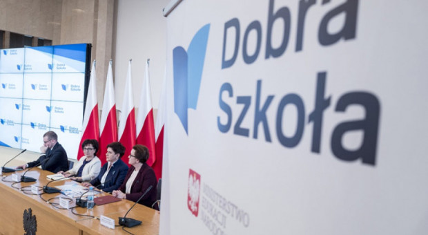 Szefowa MEN wraz z premier Beatą Szydło spotkały się w ub. tygodniu z wojewodami i kuratorami oświaty. Tematem rozmów w Kancelarii Prezesa Rady Ministrów była właśnie reforma edukacji (fot.:men.gov.pl) Reforma oświaty: Likwidacja gimnazjów pomoże szkolnictwu zawodowemu?