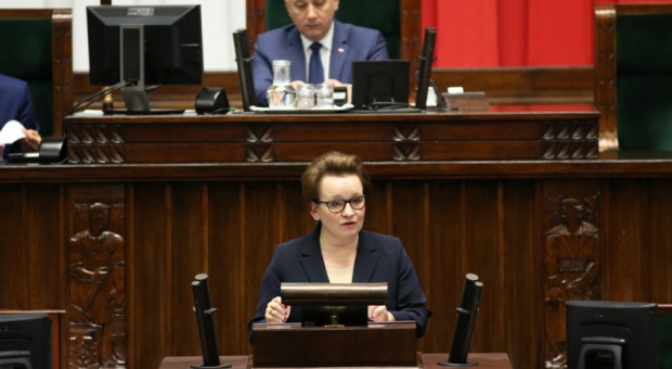Minister edukacji podkreśliła, że trzeba wrócić do kształcenia ogólnego i nauki poszczególnych przedmiotów (fot. Sejm/twitter) W Sejmie debata nad reformą edukacji. Zalewska: Absolwent, kończąc szkołę, powinien być przygotowany do pracy