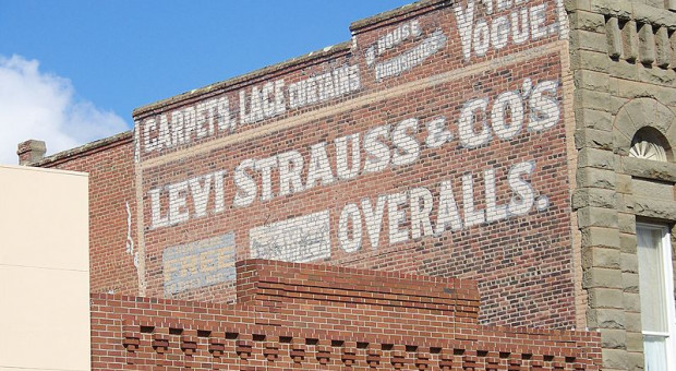 Levi Strauss nie chce broni w sklepach, biurach i zakładach firmy. Fot. wikipedia/CC BY-SA 3.0 Prezes Levi’sa nie chce klientów i pracowników z bronią