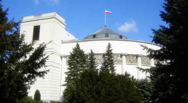 W ostatnich dniach media zwracały uwagę, że kwota wolna od podatku dla parlamentarzystów to 27 360 zł w skali roku. (Sejm, fot.wikipedia.org/Kpalion) Kancelaria Sejmu: Doniesienia medialne dot. wynagrodzenia posłów wprowadzają w błąd