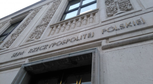 Za uchwaleniem ustawy było 389 posłów, 8 było przeciw, 33 wstrzymało się od głosu. Ustawa trafi teraz do Senatu. (fot. Sejm/twitter) Posłowie podwyższyli najniższe emerytury do 1 tys. zł