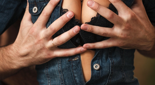 Niektórzy Polscy odwiedzają strony pornograficzne w pracy (fot.fotolia) Porno w pracy: Prawie 800 tys. pracowników ogląda strony erotyczne w pracy