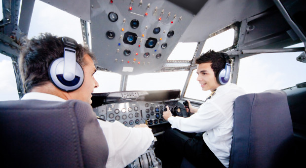 W Polsce licencję pilota samolotowego liniowego (ATPL) posiadają 984 osoby. (Fot. Shutterstock) Czy leci z nami pilot? Dzień Lotnictwa pod znakiem wakatów