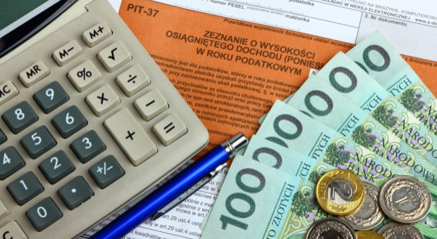 Rzecznik PSL Jakub Stefaniak podkreślił, że to co PiS "serwuje" swoją ustawą to "nic opakowane w ładny papier" (Fot. Shutterstock) Kwota wolna: Ludowcy sceptyczni wobec prezydenckich obietnic