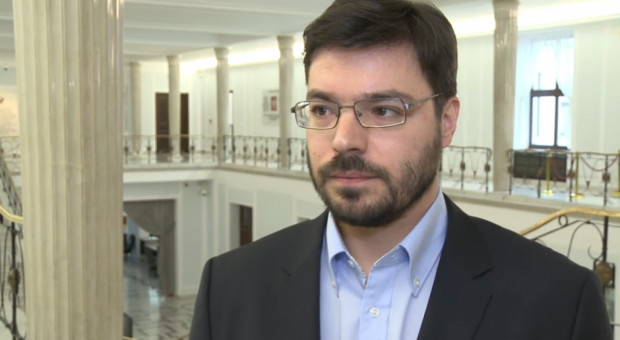 Stanisław Tyszka (Kukiz'15) pyta, ile pieniędzy wydaje się na szkolenia w administracji rządowej i samorządowej. Po przypadku z Sejmu poseł ma poważne wątpliwości. (fot.:youtube.com) Tyszka: Gdzie się podziały pieniądze na szkolenie pracowników Sejmu?