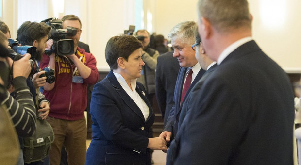 Nowela wprowadza szybszy tryb załatwiania spraw nieskomplikowanych (postępowanie uproszczone). Zmiany przewidziano też w obszarze kar administracyjnych. (fot. Kancelaria Premiera/twitter) Rząd nakłada nowe obowiązki na administrację