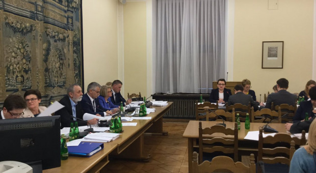 . Zalewska powiedziała, że "przyszła samorefleksja" i "ze zwykłej uczciwości" ministerstwo wycofuje się z tego rozwiązania (fot. Sejm/twitter) MEN wycofało się z likwidacji dodatku uzupełniającego dla nauczycieli. Związki nie kryją zadowolenia