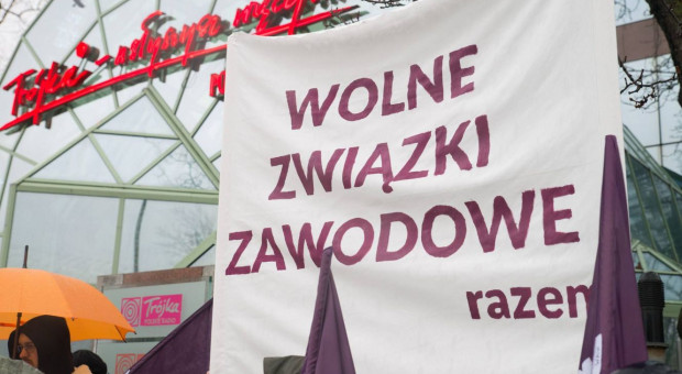 Podczas pikiety odczytano list skierowany do zarządu Polskiego Radia. (Fot. Partia razem/Facebook) Partia Razem dąży do przywrócenia dziennikarzy-związkowców do pracy