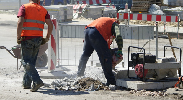Dużo Ukraińców wykonuje prace remontowo - budowlane. (fot. pixabay.com). NBP o ukraińskich pracownikach w Polsce