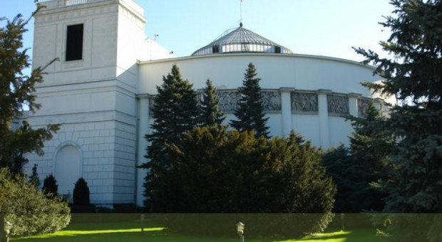 Posłowie powitali dziennikarzy powracających do Sejmu (fot.sejm.gov.pl) Dziennikarze znów w Sejmie