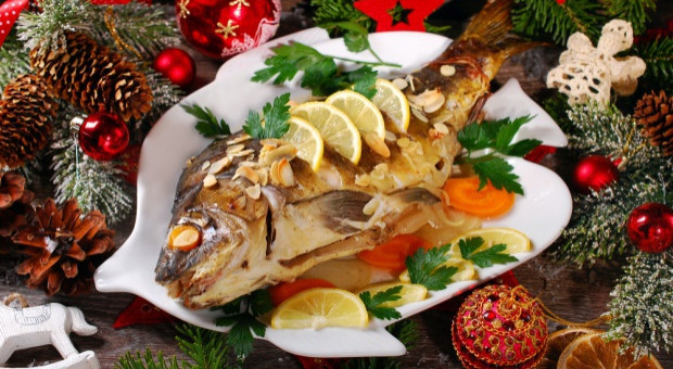 Przeciętny Polak może sobie pozwolić na zakup 285 sztuk ryby. (Fot. Shutterstock) Cena karpia a wynagrodzenia Polaków: Na ile karpi stać przeciętnego Kowalskiego?