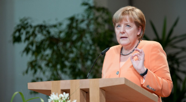 Z krajem dzieje się coś niepokojącego, gdy dyskusja o politycznych przyczynach zamachu prowadzona jest tak zaciekle, że ofiary zdają się nie mieć znaczenia (Angela Merkel, fot.flickr.com/CC BY-SA 2.0) Zamachy w Berlinie: Polityka migracyjna Merkel wystawiona na najpoważniejszą próbę