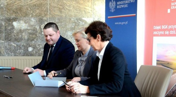 Podpisanie pierwszych umów na udzielanie pożyczek pomiotom ekonomii społecznej. (fot. mat. MRPiPS / J. Wójcik - Tarnowska) 160 mln zł na rozruszanie przedsiębiorczości społecznej