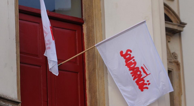 Akcja przynosi efekty i instytucje zmieniają wymogi przy przetargach (fot. facebook,Solidarność) NSZZ "Solidarność" rozdaje żółte kartki firmom, które płacą zbyt mało