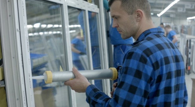 Firma Eko-Okna tylko na produkcji może zatrudnić 750 osób. Kolejnych sto potrzebuje do działu handlowego. (fot. mat.pras.) Praca, Eko-Okna: Trwa rekrutacja. Firma zatrudni nawet 900 osób