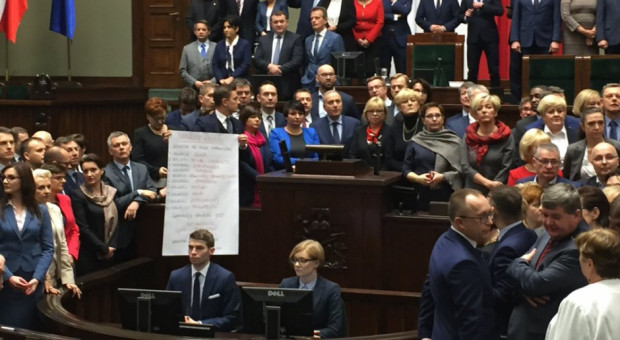 Opozycja blokowała prace Sejmu. (fot.:twitter.com/mhorala) Beata Kempa: Kary dla posłów protestujących powinny być jedne z najwyższych