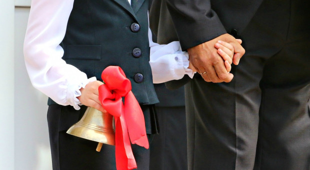 Nauczyciele nie pracując będą dostawać pieniądze przez dwa lata, a zapłaci za to samorząd. (fot. pixabay.com/domena publiczna) Reforma oświaty, praca nauczycieli: Za zwolnienia zapłacą gminy. Będą ponosić koszty nawet przez dwa lata