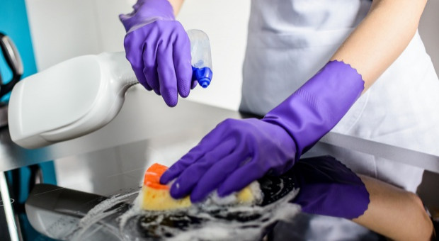 Najmniej z całej grupy pracowników zajmujących się obsługą nieruchomości zarabiają sprzataczki. (Fot. Shutterstock) Praca i zarobki sprzątaczki, ochroniarza i konserwatora