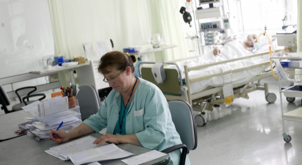 Media informują, że pielęgniarki potrafią pracować 300, a nawet 400 godzin i wyrabiać 2,5 etatu. FOT. PTWP Pielęgniarki kontraktowe przeciążone pracą