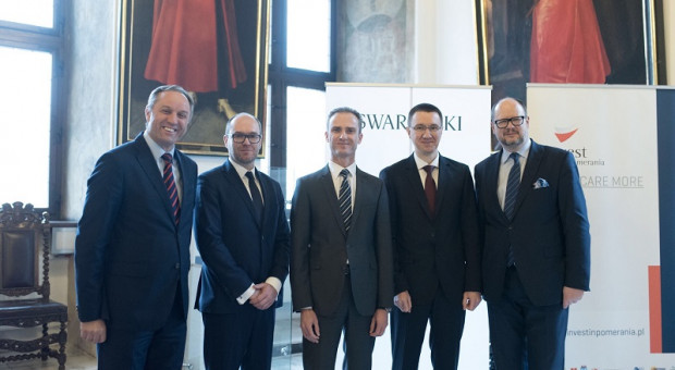 Oficjalne ogłoszenie otwarcia biura firmy Swarovski w Gdańsku, od l.: marszałek Mieczysław Struk, Krzysztof Senger (w-ce prezes Polskiej Agencji Informacji i Inwestycji Zagranicznych), Marcel Angst, Wojciech Krygowski, Paweł Adamowicz (fot. Dominik Paszliński/www.gdansk.pl) W Gdańsku powstanie globalne centrum usług Swarovskiego