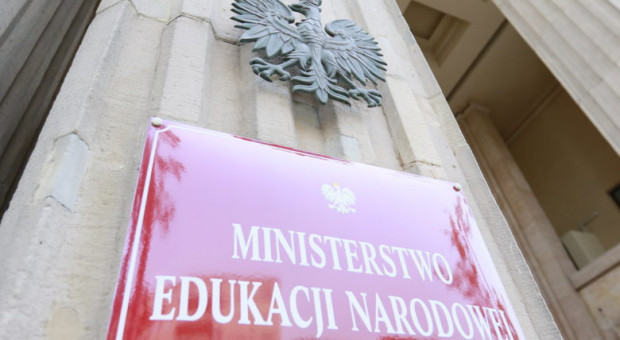 Ustawa o systemie oświaty zakazuje działalności i agitacji politycznej na terenie szkoły (fot.men.gov.pl) Nauczyciele nie mogą prowadzić działalności politycznej w szkole