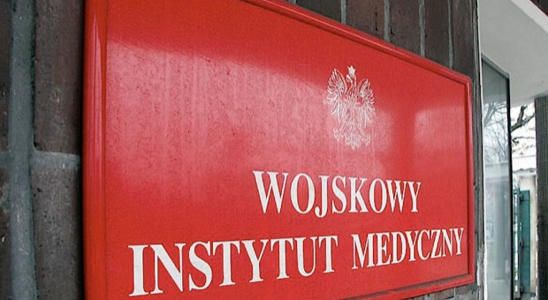 Jedna z internautek informację z wewnętrznego biuletynu WIM zacytowała na Facebooku (fot. rynekzdrowia.pl) Pracownicy szpitala Wojskowego Instytutu Medycznego ubierają bezdomnych
