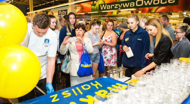 Sieć hurtowni Makro Polska w ub. roku zainwestowała w dostosowanie hal do potrzeb profesjonalnych klientów z sektorów tradycyjnego handlu i HoReCa, teraz najważniejszym wydatkiem będą wydatki na pracowników (na zdjęciu ponowne otwarcie Makro w Kaliszu, fot.:mat.pras.) W Makro też podwyżki? Lidl, Biedronka i Kaufland nie zostawiły wyboru