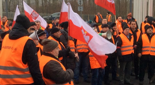 Lotos Kolej w Gdańsku, protest: Pracownicy nadal protestują. Chcą odwołania wiceprezesa