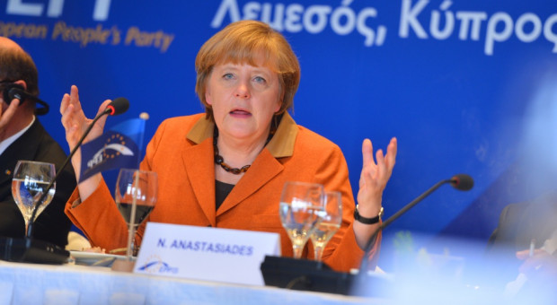 Prezes koncernu PSA Carlos Tavares rozmawiał we wtorek przez telefon z szefową niemieckiego rządu i poinformował ją o planach firmy ws. Opla (fot.Europejska Partia Ludowa/flickr.com/CC BY 2.0) Sprzedaż Opla: PSA daje gwarancję Merkel i związkom, że utrzyma miejsca pracy