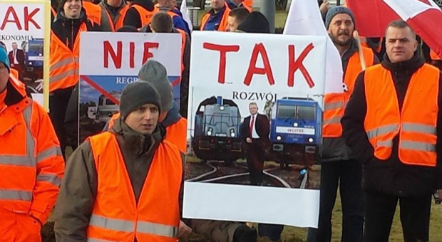 W środowej pikiecie przed siedzibą Grupy Lotos zdaniem strony związkowej wzięło udział około 180 pracowników, nie tylko spółki Lotos Kolej, ale także innych firm z grupy kapitałowej Lotosu. Fot. mat. pras Koniec konfliktu w Lotos Kolej. Łosiński zostaje na stanowisku