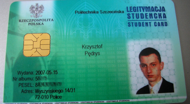Ulgowe bilety, 51 procent na PKP i miesięczny, zniżki w klubach, nawet jedzenie w niektórych miejscach można kupić taniej z legitymacją (fot.flickr.com/ Krzysztof Pędrys) Problem z hologramami: "Wieczni studenci" naciągają państwo
