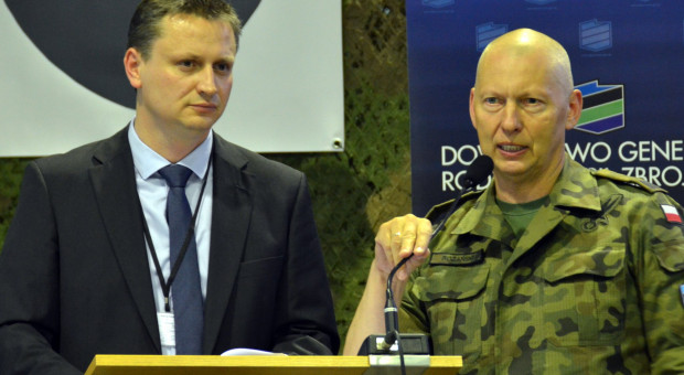 Generał Mirosław Różański, po prawej, na Odprawie Kwartalnej. (fot.:twitter.com/DGeneralneRSZ) Generał Mirosław Różański: Młodego lekarza byśmy nie chcieli zrobić ordynatorem, a pułkownik zostaje generałem