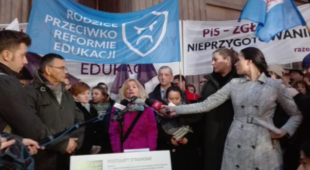 Zrzeszająca kilkanaście organizacji i stowarzyszeń koalicja "Nie dla Chaosu w szkole" zaapelowała, by w każdej szkole utworzyła się grupa inicjatywna rodziców, którzy przygotują strajk w najbliższy piątek, 10 marca (fot. twitter/ZNP) Nauczyciele pikietowali przeciwko reformie oświaty