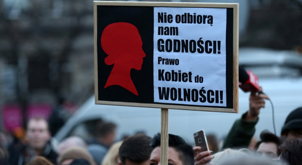 Manifestacja była elementem Międzynarodowego Strajku Kobiet (inicjatywy oddolnej, bezpartyjnej koalicji kobiet) i finałem marszu "Ściana furii" (fot. Platforma Obywatelska/twitter) Manifestacja kobiet w Krakowie. Na strajku postulat wyższych płac