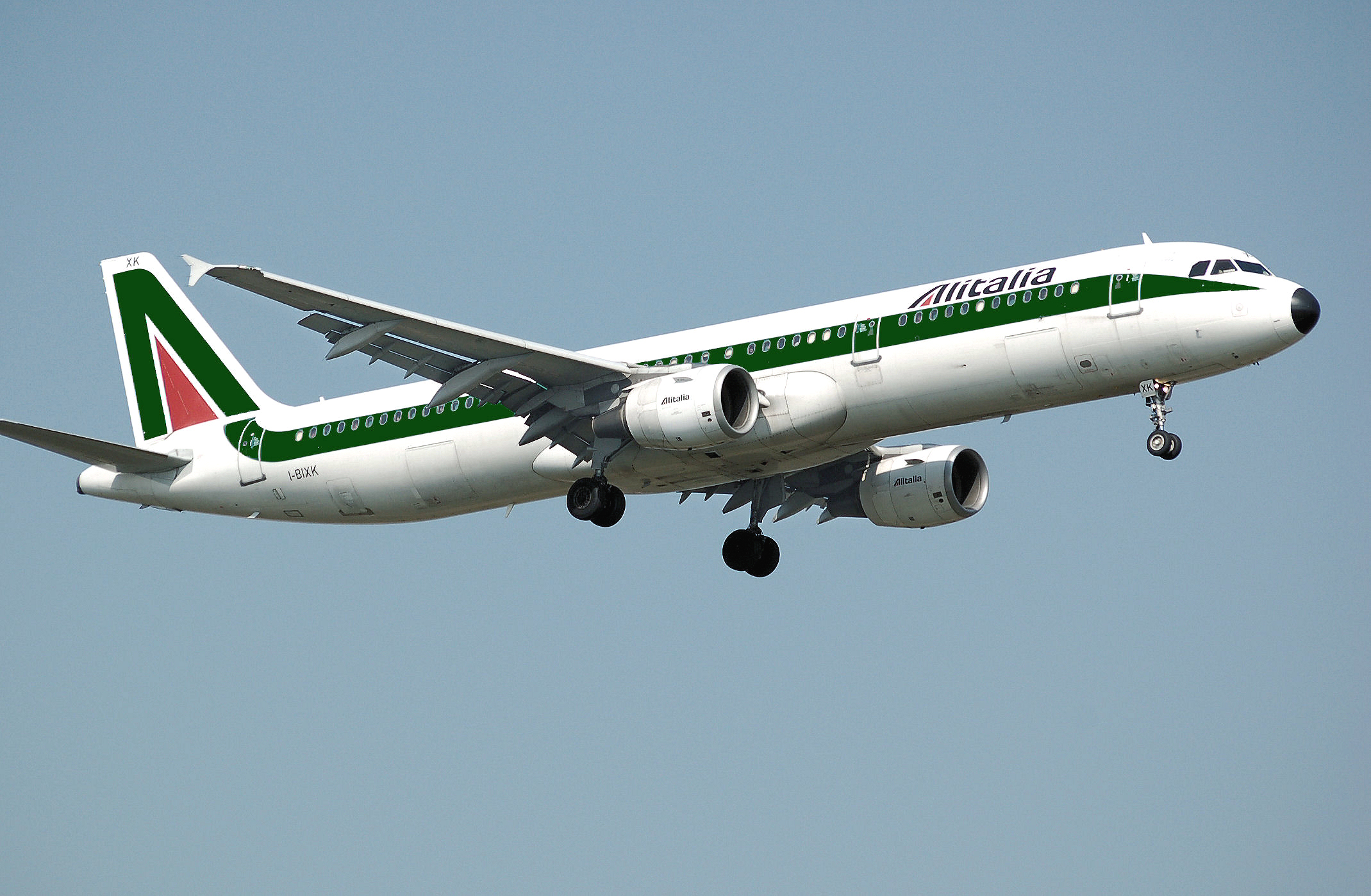 Pomimo trwającej od lat trudnej sytuacji samoloty AlItalia latają. (fot. archiwum)