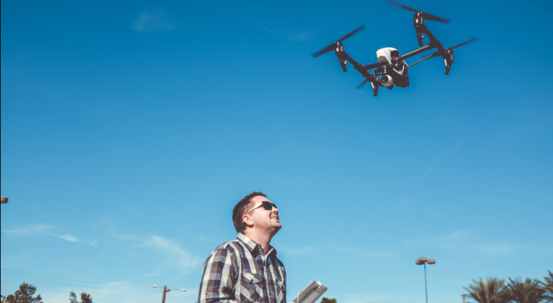 Polska jest jednym z europejskich liderów w prawnym uregulowaniu dronów – uważa Piotr Samson, prezes Urzędu Lotnictwa Cywilnego (fot. Unsplash) W krajowej przestrzeni powietrznej jest ok. 100 tys. dronów. Ich liczba będzie rosła