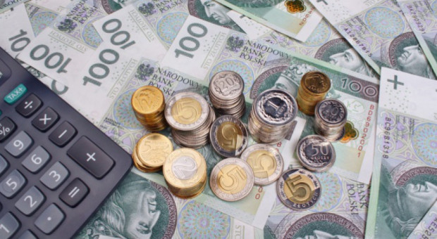Wraz z podniesieniem minimalnego wynagrodzenia podniosłaby się także minimalna stawka godzinowa. (Fot. Shutterstock) Pensja minimalna w górę. Minister Rafalska proponuje 2,1 tys. zł od 2018 r.