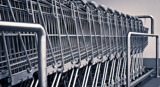 Autorzy raportu podkreślają, że handel jest branżą najmocniej odczuwającą niedobór pracowników, obliczany na około 100 tys. osób. (fot.pixabay.com) Ilu pracowników brakuje w handlu?