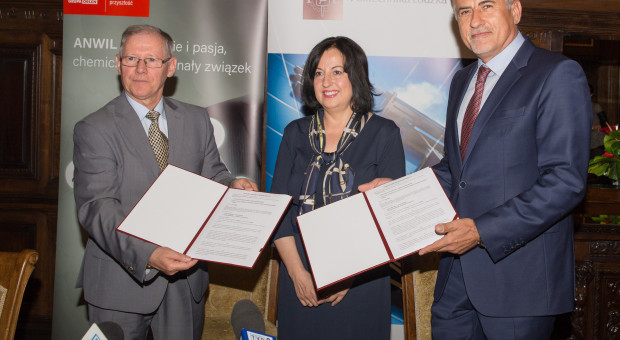 Na zdjęciu Jacek Podgórski prezes Zarządu Anwil, dalej prof. dr hab. inż. Małgorzata Szynkowska, dziekan Wydziału Chemicznego Politechniki Łódzkiej i rektor Politechniki Łódzkiej prof. dr hab. inż. Sławomir Wiak. (fot.:materiały prasowe) Anwil zaczyna współpracę z Wydziałem Chemicznym Politechniki Łódzkiej