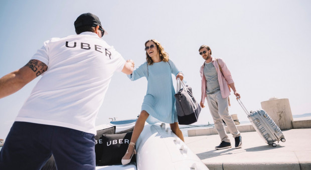 Pasażerowie Uberboat będą mieli możliwość łatwego podziału kosztu podróży za pomocą dostępnej w Uberze opcji rozdziel rachunek. (fot.:Uber/materiały prasowe) Uberboat, wynajem łodzi: Uber w Chorwacji zaczyna pływać