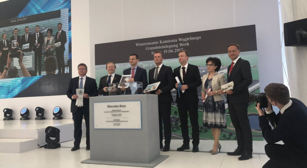 Symboliczne wbudowanie kamienia węgielnego (fot. Ministerstwo Rozwoju/twitter) Fabryka Mercedesa ruszy w 2019 r., ale już szuka pracowników