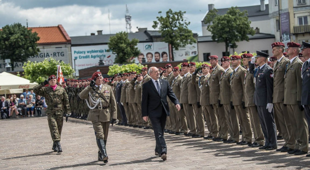 Projekt zakłada, że maksymalna liczba etatów w Wojsku Polskim będzie wynosiła 200 tys. (fot. MON/twitter) Będą nowe etaty w wojsku?