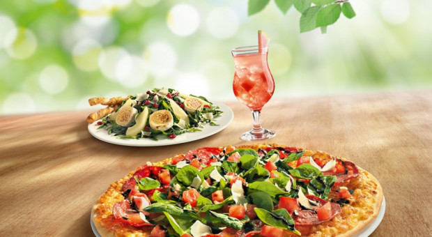 Pizza Hut Bot przedstawi ofertę, przyjmie zamówienie online i wyśle je do restauracji położonej najbliżej klienta (fot. mat. pras) Bot zastąpi sprzedawcę w... Pizza Hut