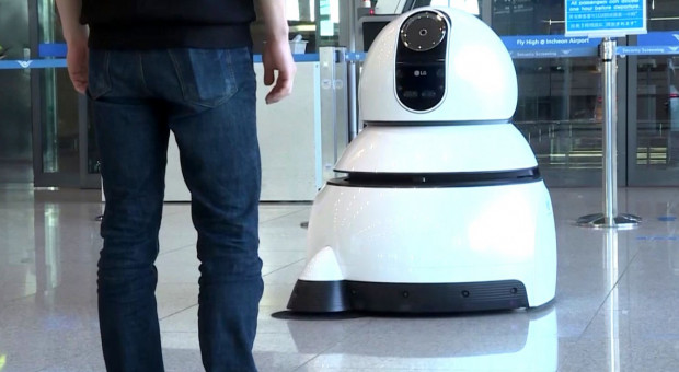 Robot Airport Guide został wyposażony w opracowany przez LG system rozpoznawania mowy obsługujący cztery języki najczęściej używane przez podróżnych odwiedzających lotnisko. (Fot. Mat. pras.) Na tym lotnisku pracują roboty. Sprzątają i udzielają informacji podróżnym